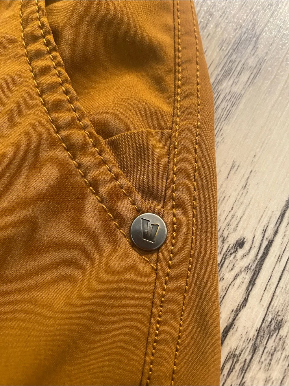 Vuori Kore Shorts Mens Orange Turmeric 7 Inseam Lined Elastic Waist Athletic L
